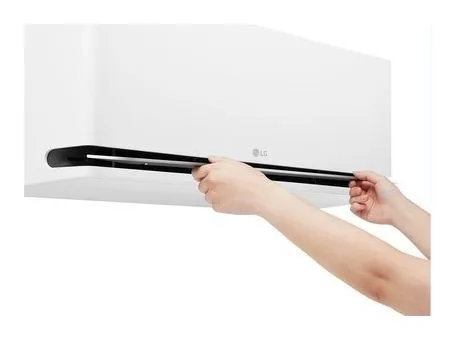 Filter van de LG DUALCOOL AI Air wordt met de hand uitgenomen