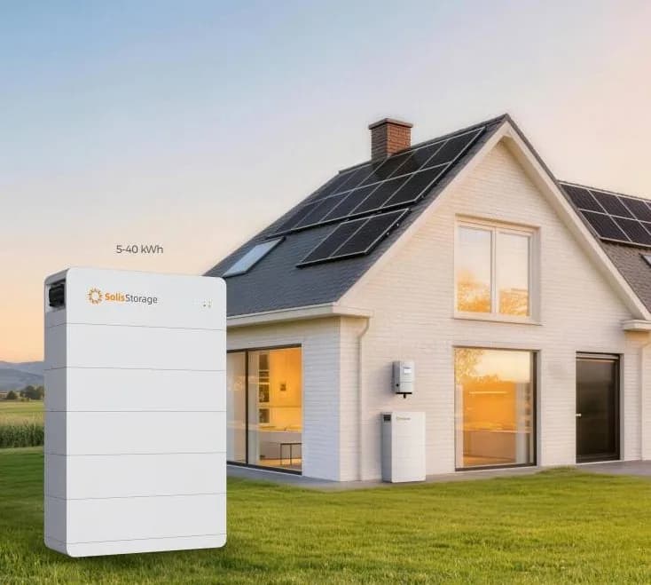 SolisStorage-thuisbatterij buiten naast een woning met zonnepanelen