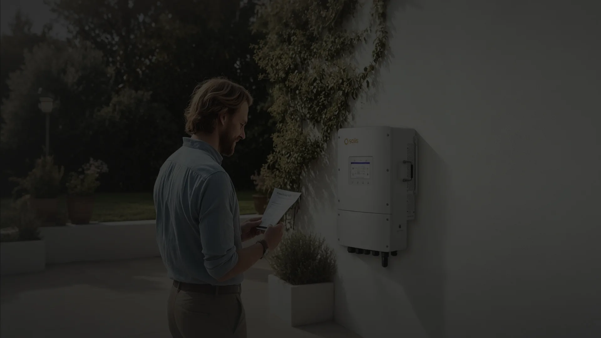 Man bekijkt de SolisCloud-app naast zijn thuisbatterij